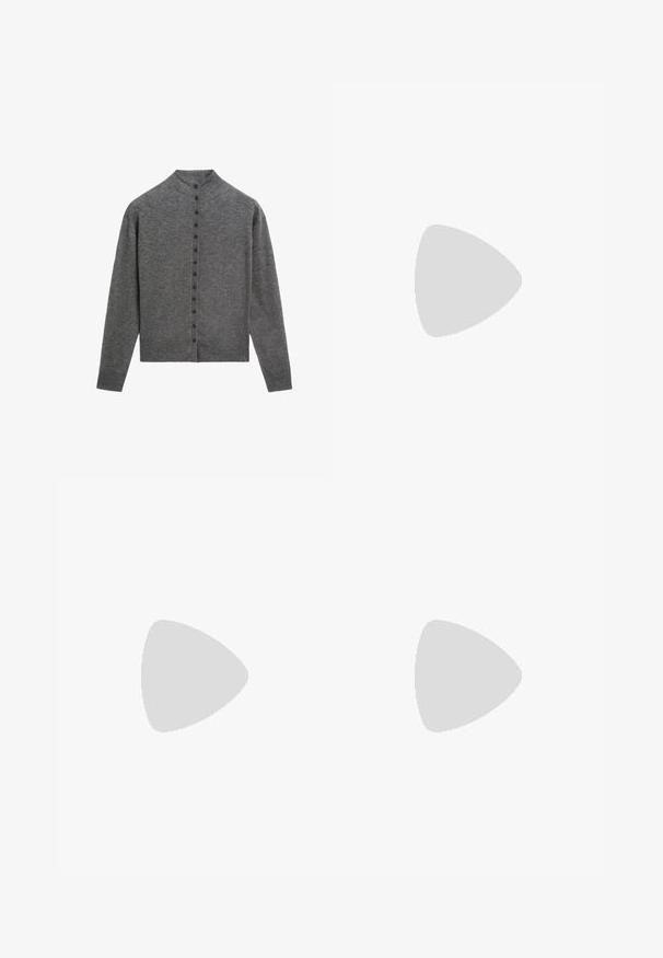 Grau Cardigan aus weichem Stoff, mit hohem Kragen, langen Ärmeln und einer Reihe von sechs Knöpfen an der Vorderseite.; Braunes, kurzes T-Shirt mit rundem Halsausschnitt, kurzen Ärmeln und einer weichen Textur. Entworfen mit einem lässigen Schnitt und minimalen Details.; Dunkelgrüne Jeans im weit geschnittenen Style, hergestellt aus einem Baumwollgemisch. Sie verfügen über einen Frontknopfverschluss, fünf Taschen und klassische Denim-Nähte.; Braune Leder-Sandale mit offener Zehenpartie und seitlichen Ausschnitten. Sie verfügt über einen Knöchelriemen mit einer metallischen Schnalle und eine flache Sohle.
