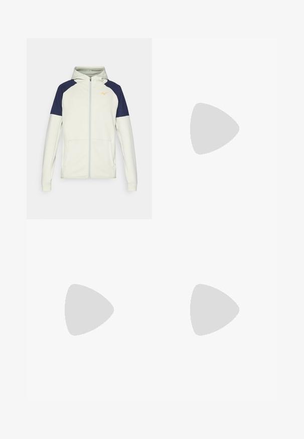 Sudadera con capucha y cremallera en color crema claro con detalles en azul marino en los hombros. Cuenta con bolsillos laterales y un logo naranja en el pecho.; Camiseta de algodón de cuello redondo en color blanco, con mangas cortas y un pequeño logo bordado en el área del pecho izquierdo. Textura suave.; Pantalones deportivos grises con cintura elástica, diseño ajustado, acentos reflectantes y un pequeño logo amarillo en el muslo delantero izquierdo.; Zapatillas deportivas blancas con un upper sintético suave, acento del logo en negro y detalles perforados en los laterales. Suela de goma.