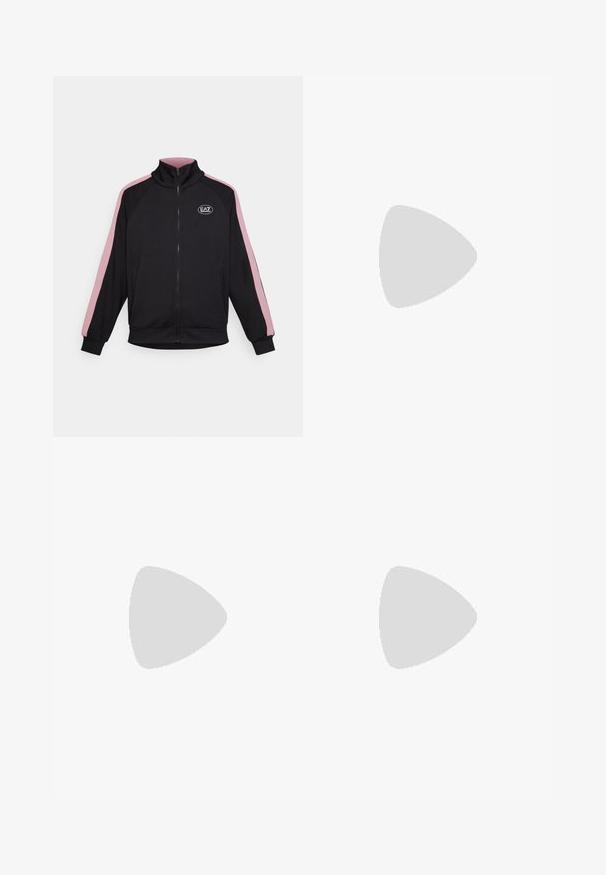 Zwarte zip-up jack met hoge kraag, contrasterende roze zijstrepen en logo patch. Gemaakt van zachte stof met geribbelde manchetten en zoom.; Zwarte T-shirt met korte mouwen van zacht materiaal. Heeft een wit Adidas-logo en contrasterende witte strepen langs de zijkanten.; Zwarte legging gemaakt van rekbaar materiaal met witte zijstrepen en een klein reflecterend logo op de bovenste linkerzijde.; Zwarte sportschoenen met witte strepen, structuur-mesh bovenwerk en een witte zool. Draagt bij roze leggings, die trainin gskleding laten zien.