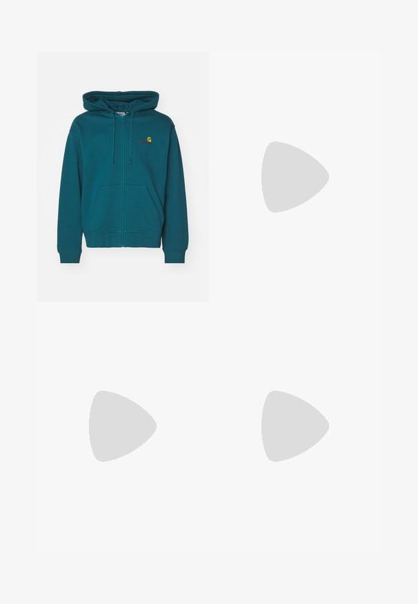 Teal zip-up hoodie med en frontlomme, justerbar snoretræk i hætten og broderet logo på brystet. Blød bomuldsblanding.; Langærmet hvid bomulds T-shirt med rund hals, prydet med et lille gult og burgunder logo på venstre bryst. Uden sømme ved ærmerne og kanten.; Sorte denimjeans med løs pasform, der har kontrasterende hvid syning, en knaplukning og et lige ben-design.; Sorte læder loafers med en tekstureret overflade, der har en dekorativ kvast og kontrasterende gul syning, på en chunky, transparent sål.