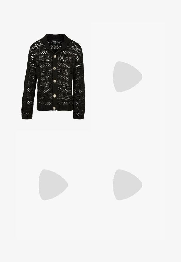 Fekete kardigán kötött, nyitott mintázattal. Gallérral, hosszú ujjakkal rendelkezik, és hat nagy, kerek gomb található az elülső részén.; Fekete pamut póló, fehér "ARCHIVE inc." logóval a mellkasán, rövid ujjakkal és kerek nyakkivágással.; Fekete pamut nadrág laza szabással, klasszikus derékrésszel, elülső hajtásokkal és oldalsó zsebekkel. Simább textúra minta nélkül.; Fekete, vastag talpú bőr túracipő fém fűzőlyukakkal és vastag fekete cipőfűzőkkel, oldalnézet fehér háttérrel.