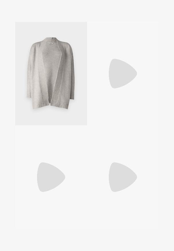 Hellgrauer Cardigan aus weichem Strickmaterial. Mit offenem Front, überschnittenen Schultern, geripptem Saum und strukturiertem Stich.; Kurzärmliges Rundhals-T-Shirt in Off-White, aus glattem Stoff gefertigt, mit lässigem Schnitt und minimalen Nähdetails an den Ärmeln.; Schwarze plissierte Hose mit elastischem Bund. Verfügt über weite Hosenbeine und einen glatten, strukturierten Stoff mit vertikalen Streifen.; Schwarze Lackleder-Slingback-High Heels mit spitzem Schuh und einem geometrischen Blockabsatz. Verfügt über ein schlankes, minimalistisches Design und eine glatte Textur.