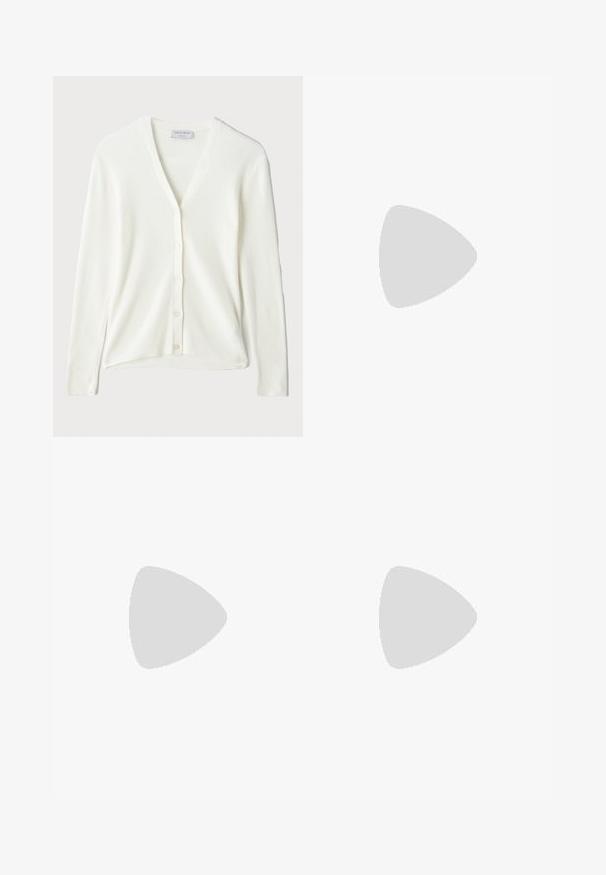 Cardigan blanc en maille côtelée avec un col en V, des manches longues et une fermeture à boutons sur le devant. Texture douce et coupe décontractée.; Haut à manches longues, beige clair avec un col rond. Fait dans un tissu doux, il présente une couture centrale et un ourlet légèrement courbé. Pas de métal visible.; Shorts en denim blanc avec une coupe droite, un design à cinq poches, une fermeture à bouton à l'avant, des détails en métal argenté et des coutures décoratives.; Mule noir à bout pointu avec un design élégant, fabriqué en tissu lisse, présentant un talon fin et un dos ouvert pour faciliter l'enfilage.