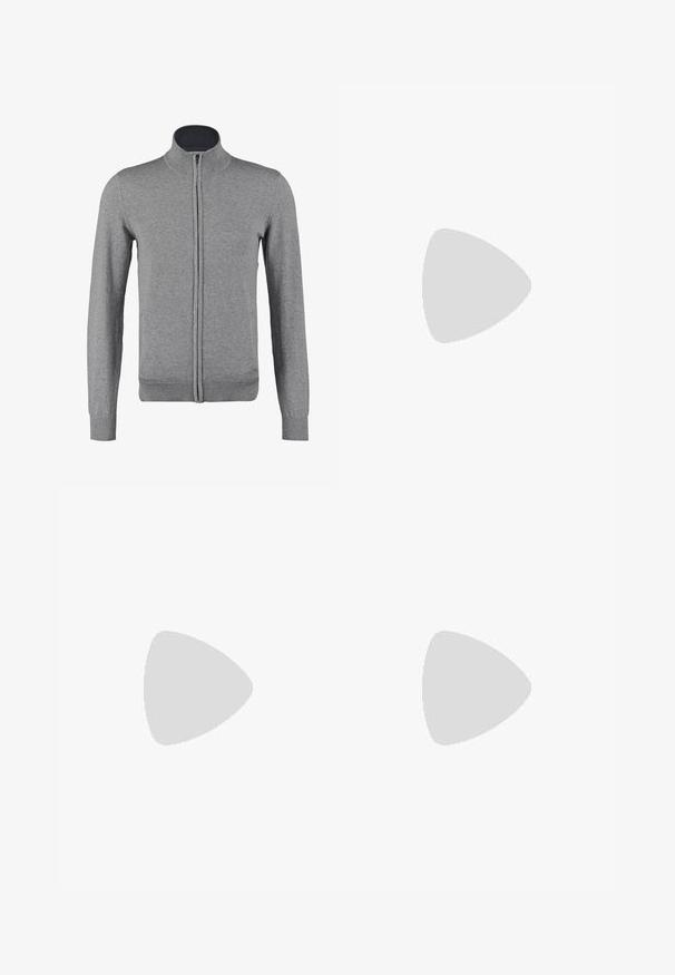 Cardigan grigio con zip, dotato di colletto e polsini a costine, con una texture liscia e una forma aderente. Nessun motivo o accento visibile.; T-shirt bianco in cotone con maniche corte e colletto a girocollo. Il testo centrato recita "BENVENUTO IN PARADISO" in un font verde curvo.; Pantaloni cargo bianchi con vestibilità rilassata, chiusura frontale con bottone e molteplici tasche laterali, realizzati in materiale di cotone resistente.; Sneaker in suede beige con punta arrotondata, stringhe davanti e un accento testurizzato sul retro. La suola in gomma bianca offre un contrasto. Design semplice e moderno.