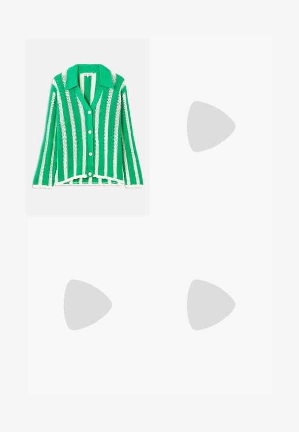 Zielono-biała w paski kardigan z kołnierzykiem, zapinany na guziki, z falbaniastym wykończeniem. Wykonany z teksturowanego materiału dzianinowego.; Skrojona biała koszulka z miękkiego materiału, z krótkimi rękawami, okrągłym dekoltem i żebrowanymi detalami u dołu. Prosty i nieozdobiony design.; Czarne spodnie wykonane z gładkiego materiału, z wysokim stanem, szerokimi nogawkami, fałdami z przodu i klasycznymi szlufkami na pasek. Brak widocznych kieszeni bocznych.; Czarne lakierowane szpilki typu slingback z szpiczastym noskiem, smukłym obcasem i subtelnym wycięciem. Posiadają złotą klamrę na pasku.