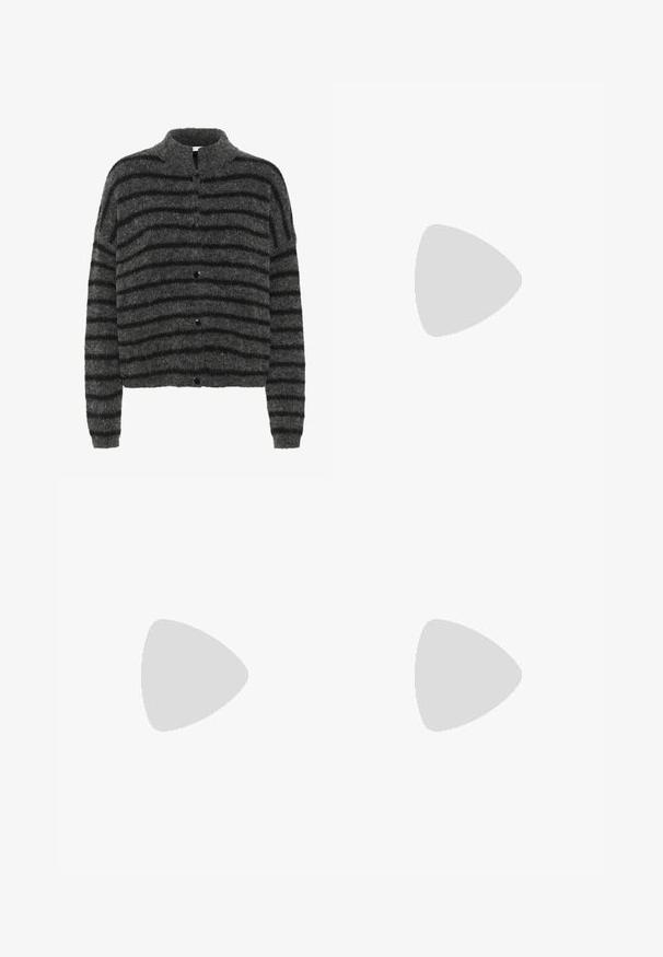 Cardigan grigio fuzzy con strisce orizzontali nere, dotato di colletto e cinque bottoni neri sul davanti. Tessuto morbido e dalla texture avvolgente.; Top nero a maniche corte realizzato in tessuto elastico, con un design aderente e dettagli arricciati sui lati. Texture liscia, forma classica.; Pantaloni neri a gamba dritta, con tasche frontali e spacchi laterali all'orlo. Realizzati in tessuto morbido e liscio. Adatti a diverse occasioni.; Infradito neri con una finitura lucida, tre sottili cinturini e un dettaglio hardware circolare sulla punta. Design elegante con un tacco minimale.