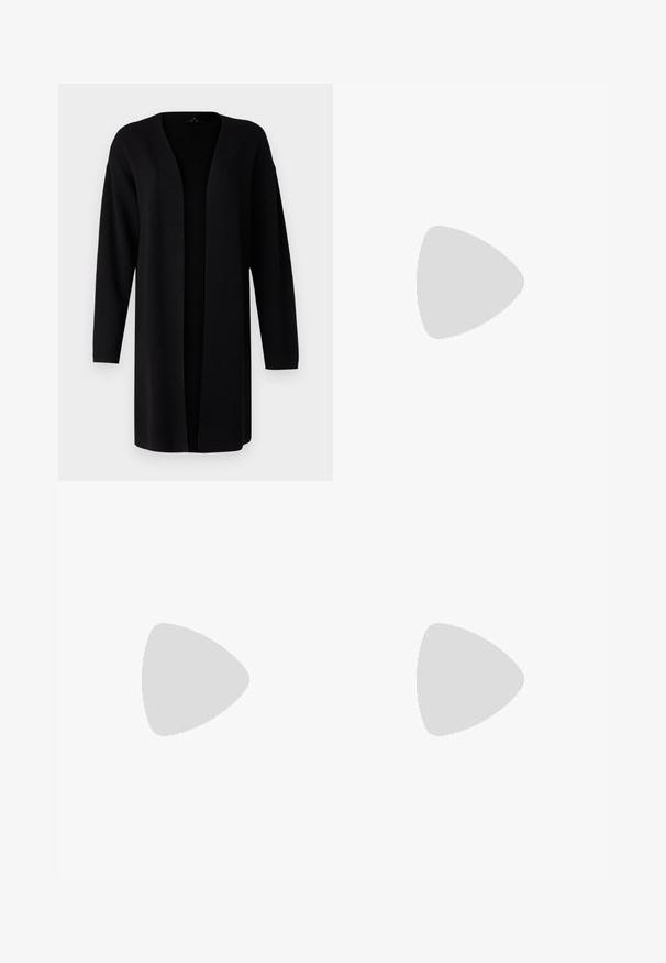 Μαύρο καρντιγκάν με χαλαρή εφαρμογή, ανοιχτό μπροστινό μέρος, μακριά μανίκια και μαλακή υφή. Φτιαγμένο από ένα ελαφρύ ύφασμα, ιδανικό για επικάλυψη.; Λευκή μπλούζα με μακριά μανίκια και ριγωτή υφή. Διαθέτει ένα κομψό ριγέ σχέδιο στο λαιμό και στο τελείωμα των μανικιών. Απλό, κομμένο σχέδιο.; Μαύρο φαρδύ τζιν φτιαγμένο από ντένιμ. Ο σχεδιασμός περιλαμβάνει δύο μπροστινές τσέπες και φερμουάρ, με ομαλή, ομοιόμορφη υφή και καθαρές γραμμές.; Μαύρη σανδάλι με λουράκια και τετράγωνη μύτη, καθώς και χαμηλό μπλοκ τακούνι. Διαθέτει πολλαπλά λεπτά λουράκια και ρυθμιζόμενο λουράκι στον αστράγαλο. Κατασκευασμένο από λείο δέρμα.