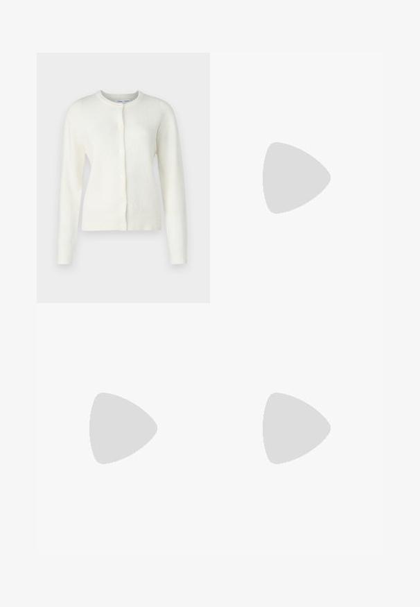 Vit cardigan i ett mjukt, strukturerat tyg. Funktioner inkluderar rund halsringning, långa ärmar och framknappar för stängning. Minimalistisk design.; Vit kortärmad t-shirt, rundad halsringning, tillverkad av mjuk, slät bomullstyg, med rak fåll och minimal detaljering. En enkel och mångsidig design.; Vita utsvängda jeans i ett mjukt bomullsmaterial, fem fickor, metallknappstängning och bälteshällor. Benen har en lätt förfining.; Vita läderloafers med platt sula, utrustade med en detalj av guldfärgad spänne och en slät yta. Klassisk design med enkla linjer.
