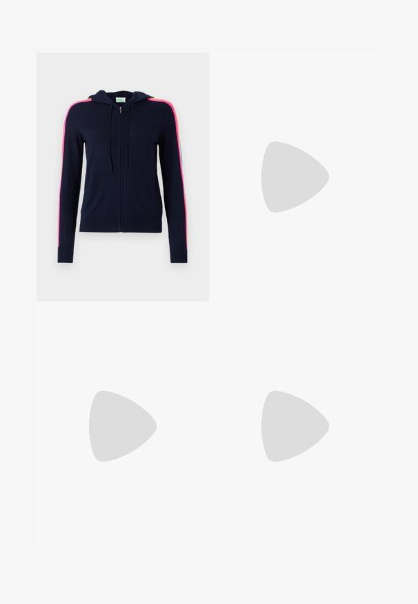 FROM FUTURE Cardigan - navy; Hvit kortermet t-skjorte laget av lett bomull. Har rund hals og rullede ermer. Rød logo-lapp på kragen.; Lyseblå flared jeans laget av denim, med høy midje, lommer og frynsete hem. Stoffet har en falmet vask og subtil tekstur.; Grå stripete vide bukser med en glatt tekstur, sammen med svarte lærflatsko med rund tå.