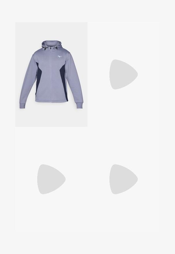 Světle fialová mikina na zip s tmavě modrým akcentem, kapucí na šňůrku a dlouhými rukávy. Obsahuje malé logo na hrudi a žebrované manžety.; BOSS TEE - Jednoduché tričko - open white; Krémové volné kalhoty s elastickým pasem a rovnými nohavicemi, vystavené na jednobarevném bílém pozadí.; Bílé a světle béžové atletické tenisky, které mají síťovaný svršek, perforované detaily a texturovanou mezipodešev s logem na patě.