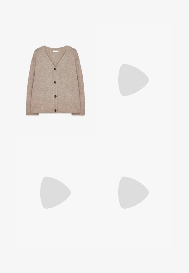 Beige stickad kofta med V-ringning, ribbade kanter och fem bruna knappar fram. Mjuk textur och avslappnad passform.; Vit ribbad linne med rund halsringning och ärmlös design, med en rak nederkant och en smidig, elastisk textur.; Grå denimjeans med rak benpassform, slitna detaljer, fem fickor och kopparnitar. Midjan har en logotagg.; Sportskor med överdel i vit läder, grå mocka på tårna och tre svarta ränder. Har en blå logotyp på tungan och en texturerad gummisula.