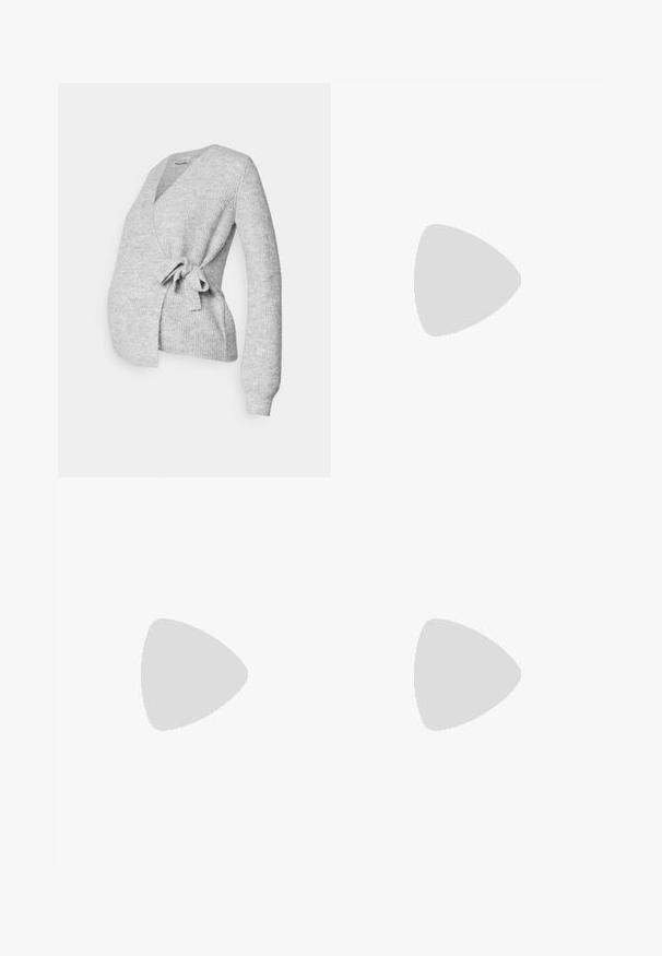 Cardigan gris à côtes, à manches longues, avec une fermeture par lien à la taille et un design adapté à la grossesse.; Trois débardeurs de maternité en blanc, gris et noir. Tissu extensible avec des bretelles spaghetti réglables et des coutures latérales froncées pour plus de confort.; Jeans de maternité avec des jambes en denim bleu et un panneau abdominal noir extensible conçu pour soutenir et couvrir un ventre qui s'arrondit.; Baskets blanches en matériau synthétique lisse, avec un bout arrondi, un design à lacets, une semelle plate et des détails perforés discrets.