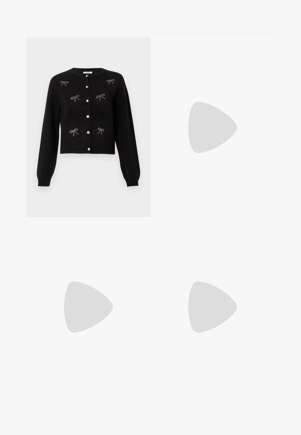 Mustas nappidega kampsun pikkade varrukatega, mille esiküljel on kuus väikest sädelevat paelte disaini.; Valkoinen napitettava paita, joka on valmistettu sileästä puuvillasta. Paidassa on klassinen kaulus, pitkät hihat ja kaareva helma. Nappien koko on pieni ja ne ovat valkoiset.; Ruskea puuvillainen A-linjainen hame korkealla vyötäröllä, jossa on laskokset edessä ja sileä pinta. Helma on viimeistelty siististi ja yksinkertaisesti.; Burgundin värinen lakattu nahkainen ballerinatossu pyöreällä varvaskärjellä, pienen nauhan yksityiskohdalla edessä ja matalalla mustalla kumipohjalla. Sujuva pinta.