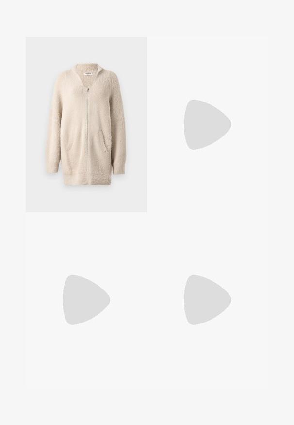 Cardigan beige con zip, realizzato in materiale morbido e soffice. Presenta un collo a V, due tasche frontali e maniche lunghe. Design semplice e testurizzato.; T-shirt bianca in cotone con scollatura rotonda e maniche corte. Presenta un design di testo circolare in piccoli punti che dice "Pepe Jeans London."; Pantaloni neri a zampa d'elefante con una texture liscia, vita media e tasche laterali. Design semplice senza motivi o decorazioni.; Sneaker alta in tela bianca con suola in gomma nera, punta in gomma frontale e sei asole per i lacci, caratterizzata da un design pulito e minimalista.