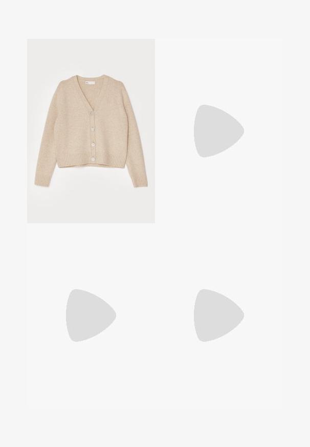 Beiger Cardigan mit V-Ausschnitt, langen Ärmeln und geripptem Saum. Verfügt über fünf helle Knöpfe auf der Vorderseite und einen weichen, strukturierten Strickstoff.; Weißes, kurzärmliges T-Shirt aus Baumwolle mit rundem Ausschnitt und lockerer Passform. Glatte Textur und keine sichtbaren Muster oder Verzierungen.; Schwarze weiter Schnitt Jogginghose mit elastischem Bund, mit weißen Seitenstreifen und kleinem Logo auf der linken Hüfte. Glatte Stofftextur.; Schwarze Lackleder-Loafer mit runder Zehenform, einem dekorativen Riemen und einer dicken schwarzen Gummisohle. Glatte, glänzende Textur mit minimalen Nähten.