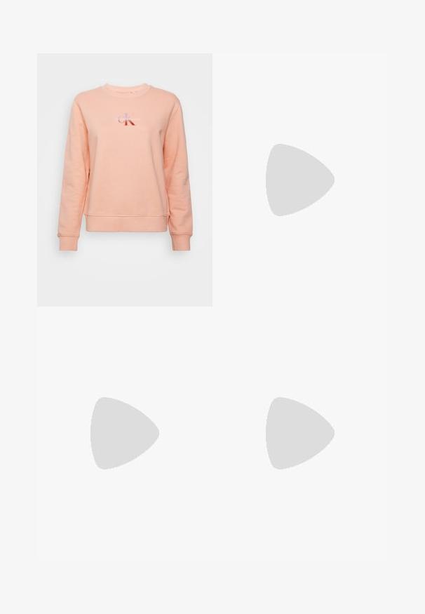 Sudadera de color melocotón con cuello redondo, puños y dobladillo acanalados. Presenta un logo impreso en letras moradas y rojas en la parte frontal.; Camiseta corta blanca hecha de tela acanalada. Presenta un escote redondo y mangas cortas. Logotipo "cK" bordado en negro en el pecho.; Vaqueros de mezclilla azul claro con cintura alta, corte ajustado y largo hasta el tobillo. Presenta bolsillos delanteros, trabillas para el cinturón y cierre de botón metálico.; Zapatillas blancas de plataforma con parte superior sintética lisa, cordones tonales y un logotipo negro. La suela de goma elevada presenta estrías horizontales para mayor tracción.