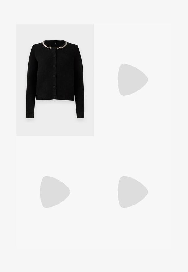 Juodas megztinis kardiganas su ilgomis rankovėmis, apvaliu iškirpimu ir mygtukų uždarymu. Puošia dekoratyvus sidabro grandinėlės apykaklė. Minkšta tekstūra.; Balta marškinėliai su mygtukais, pagaminti iš lygios medvilnės, su klasikiniais apykaklės, ilgomis rankovėmis ir lenktu kraštu. Mygtukai maži ir balti.; Ruda medvilninė A formos sijonas su aukštu liemeniu, puikuojantis klostėmis priekyje ir lygia tekstūra. Apdailos kraštai yra švarūs ir paprasti.; Bordo lakiotos odos baleto bateliai su apvalia nosimi, maža kaspinėlio akcentu priekyje ir žema juoda guma padanga. Lygi tekstūra.