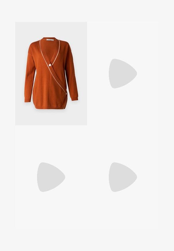 En rustfarget cardigan med dyp V-hals, lange ermer og en hvit kant langs kanten. Har en enkelt knapplukkning på den ene siden.; Svart bomull T-skjorte med korte ermer, med et hvitt logo "Calvin Klein" trykket over brystet. Klassisk design med rund hals.; Sorte skreddersydde bukser med rett silhuett, med en glatt tekstur og klare pressede bretter foran. Ingen synlig maskinvare.; Hvit lav toppen sneaker med snøring foran og sølvfarge på hælen, vist på en enkel hvit bakgrunn.