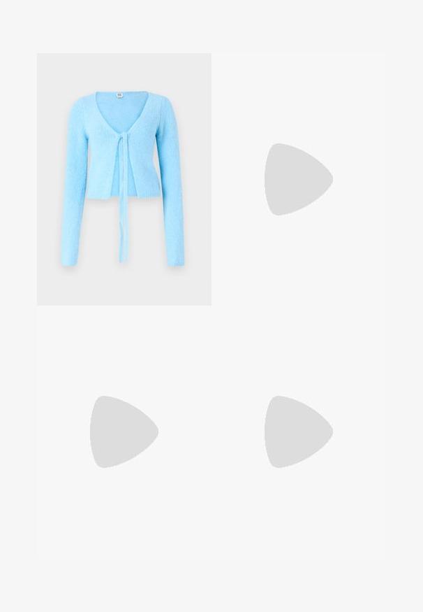 BDG Urban Outfitters Kardigan - blue; Černý krátký rukáv top vyrobený z hladké látky; má drapovaný výstřih a asymetrický lem, s přiléhavým střihem.; Černé džínové kalhoty se střihem rovného nohavice, pěti kapsami, kovovým zapínáním a jemnými prošitými detaily. Hladká textura.; Bershka Sandály na vysokém podpatku - black