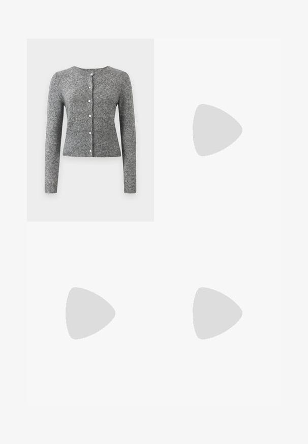 Grijze gebreide cardigan met lange mouwen, ronde halslijn en zes knopenrij. Heeft een geribbelde zoom en textuur door de stof.; Zwarte T-shirt met korte mouwen en een ronde hals, gemaakt van zachte katoenstof. Eenvoudig ontwerp, geen zichtbare logo's of patronen.; Zwarte wijde broek gemaakt van een gladde stof, met een frontsluiting met knopen, twee zijzakken en diepe plooien.; Zwarte gepatineerde leren slingback hakken met een puntige neus en een kleine blokhak, met een zilveren gespaccent op de band.
