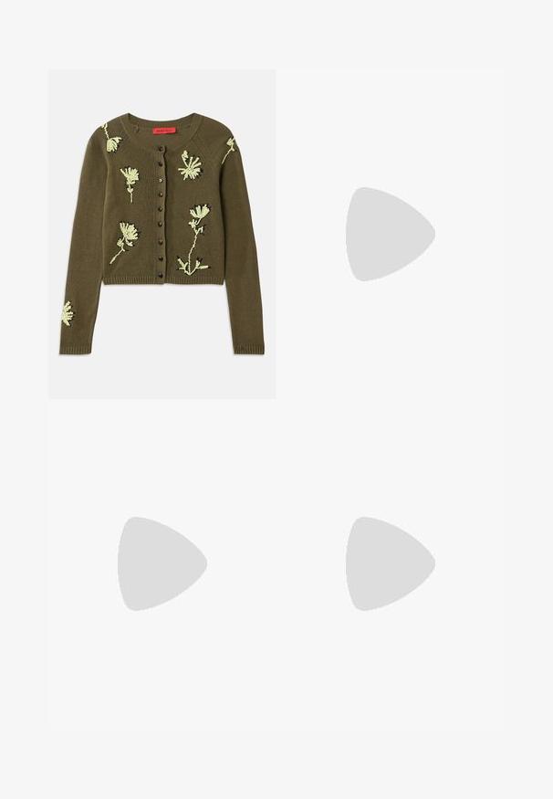 Olivno zelena pletena jakna z rožnim vezenjem v svetlo zeleni in črni barvi, okroglim izrezom, dolgimi rokavi in zapiranjem na gumbe.; Svetlo kremna majica s kratkimi rokavi in čipkastimi detajli na rokavih, okroglim izrezom in rahlo zaobljenim robom za sproščen kroj. Mehka tekstura tkanine.; Črne široke hlače z gladko teksturo, z visokim pasom in središnjimi pregibi. Brez vidnih vzorcev ali kovinskih detajlov.; Črne lakaste slingback pete s koničastim nosom, ki imajo teksturiran vzorec kačje kože, nastavljiv trak in kratek teksturiran blok peto.