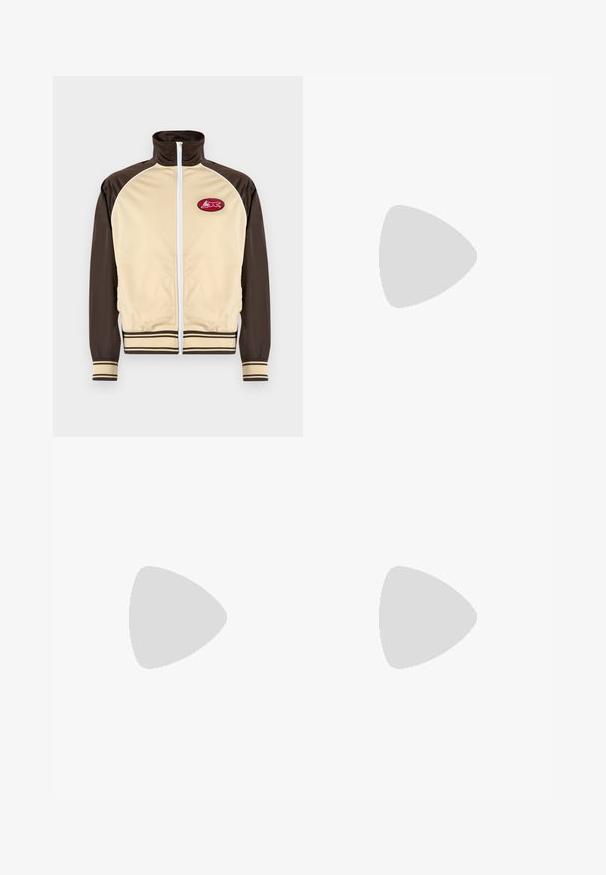 Beige en bruine zip-up jas met hoge kraag, gestreepte manchetten en zoom, met een ronde patch met een rood ontwerp op de linkerkant van de borst.; Zwarte T-shirt van gladde stof met een ronde halslijn, voorzien van drie groene strepen op de schouders en een klein groen logo op de borst.; Zwarte sportbroeken met een elastische tailleband, voorzien van witte zijkanten en een klein logo. Het materiaal lijkt zacht en lichtgewicht te zijn.; Zwarte suède sneakers met gele accenten, voorzien van drie strepen en een bruine rubberen zool. Inclusief een gevoerde tong voor comfort.