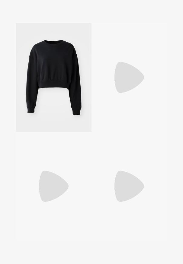 Kuttet svart hettegenser laget av myk stoff, med lange ermer, rund hals og en liten logo på forsiden.; Svart bomull T-skjorte med korte ermer, rund halslinje, med en hvit Adidas-logo på brystet. Enkel design, avslappet passform.; Svart bukse med vid benvidde laget av myk stoff, med elastisk midjebånd og en liten logo på venstre side.; Svarte skinnsneakers med hvite striper, gummitopp, svarte lisser og en kremfarget såle. Glatt tekstur med blank finish.