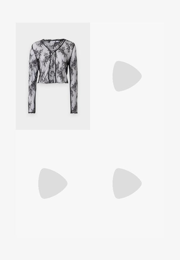Gjennomsiktig svart blonder langermet topp med blomster mønstre, kort design, V-hals og knappelukking foran. Myk tekstur.; Svart t-skjorte med kort erm laget av bomull. Den har rund hals, avslappet passform og ren søm uten synlige mønstre eller hardvare.; Svarte, lette bukser med elastisk liv og rynkede ankler. Stoffet er glatt og har en avslappet, innsvingt design.; Hvite, svarte og grå plattform joggesko med et teksturert design. Har en glatt overdel, snøring og gummisåle.