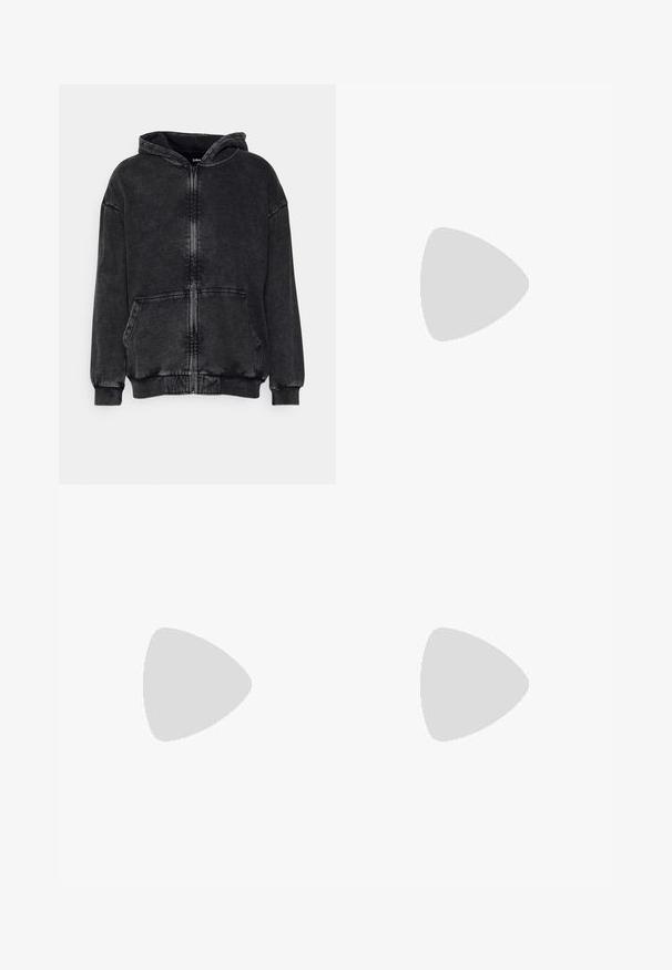 Zign Camisola com fecho - black; T-shirts brancos de algodão, mangas curtas, design de gola redonda, com textura lisa, empilhados em fila, com uma marcação subtil na gola.; Calças de treino atléticas azuis com cintura elástica e cordão, bolsos laterais com fecho de correr, detalhes pretos e logótipos: emblema do PSG e swoosh da Nike.; Sapatilha de pele preta com superfície texturizada, swoosh branco da Nike, sola cinza, bico redondo e design com atacadores. Apresenta perfurações na caixa dos dedos.