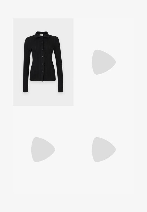Schwarzer gerippter Cardigan mit Kragen, langen Ärmeln und Knopfverschluss vorne. Hat eine strukturierte Oberfläche und eine figurbetonte Passform.; Iro SENSO - Weste - ecru; Hemd mit Knopfleiste in vertikalen navy- und hellgrünen Streifen, klassischem Kragen, langen Ärmeln und einer einzigen Brusttasche. Hergestellt aus glattem Stoff.; Gestreifte Hose mit weitem Bein. Sie hat einen marineblauen Grundton mit hellgrauen vertikalen Streifen. Elastischer Bund für einen bequemen Sitz.; Schwarze Leder-Ballettschuhe mit abgerundeter Spitze, glatter Textur, minimalen Nähdetails und einem flexiblen Sohlen-Design.