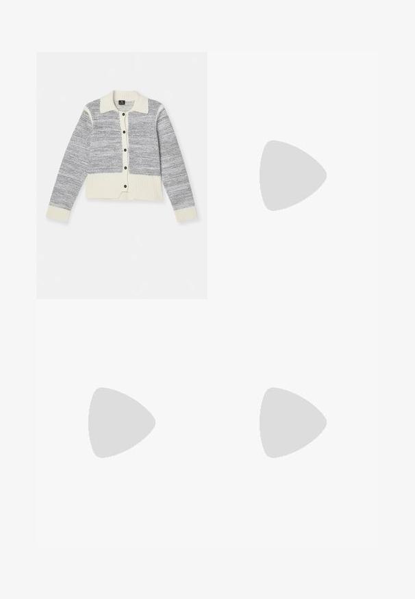 Grå og hvid strikket cardigan med kravehals, ribbet kant og manchetter, med knaplukning foran med mørke knapper og et struktureret mønster.; Hvid bomulds-t-shirt med korte ærmer, rund halsudskæring, afslappet pasform og stitched søm. Mærket er synligt indeni halsen.; Hvide denim jeans med lige ben, fem-lomme design og metalhardware detaljer på taljebåndet og lommerne.; Stuart Weitzman EMILIA MARY JANE FLAT - Ballerinasko m/ rem - black