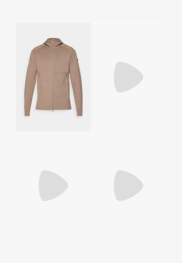Világos barna cipzáras dzseki kapucnival, textúrázott anyaggal, vállpántokkal és cipzáras mellzsebbel.; Columbia COLUMBIA TECH™ LONG SLEEVE CREW - Hosszú ujjú felső - black; Beige munkásnadrág gombos záródással, slim fit fazonnal, oldalsó zsebekkel és sima pamut keverék anyaggal. Nincs látható minta vagy dísz.; Fekete túracipő hálós felső résszel, sárga részletekkel, vastag gumitalppal és texturált kidolgozással. Erősített orr- és fűzőrész jellemzi.