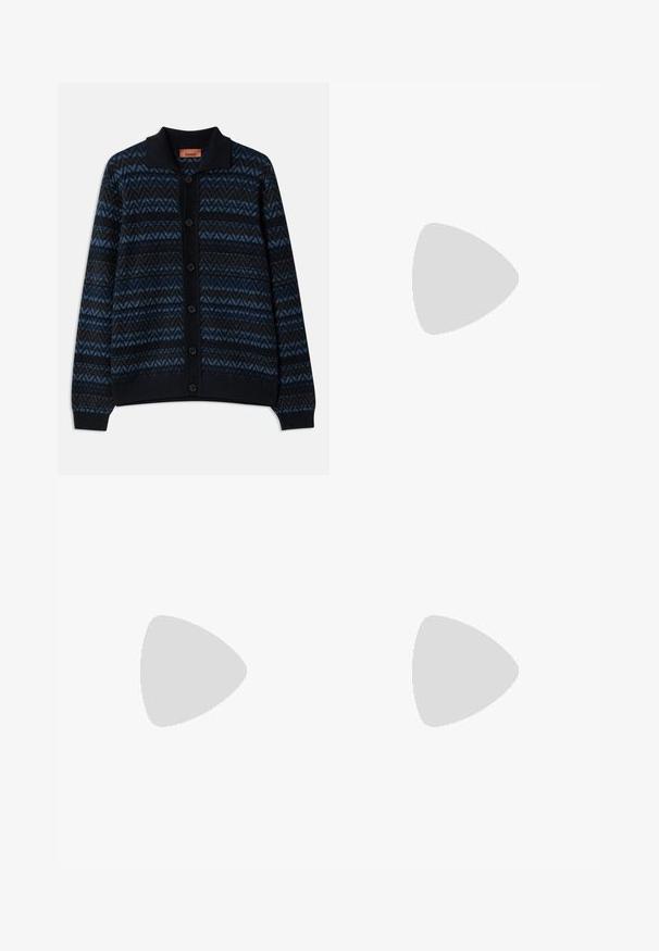 Poga augšējais džemperis ar zigzaga rakstu zilā un melnā tonī, ar ribotu apkakli un aprocēm, izgatavots no teksturēta adījuma materiāla.; Melnas kokvilnas T-krekls ar apaļu apkakli un īsām piedurknēm. Iekļauj diskretu priekšējo logotipu un taisnu apakšmali. Vienkāršs un minimālistisks dizains.; Melnas taisnās kājas džinsu bikses ar piecām kabatām, pogu aizdari un jostas cilpām, izliktas uz balta fona.; Melnas ādas kurpes ar gludu tekstūru, noapaļu purngalu un dekoratīvu siksniņu pāri priekšpusei. Zems sakrauts papēdis, minimālisma dizains.; Vivienne Westwood CITY BUMBAG UNISEX - Jostas soma - black