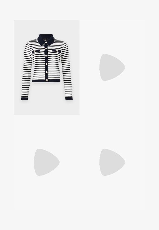 Cárdigan de punto a rayas en navy y blanco, con un cuello con solapa, botones dorados y dos bolsillos frontales. Mangas largas con puños acanalados.; Camiseta negra de manga corta y cuello redondo con una etiqueta blanca en el interior del cuello que dice "D.R.C. EST. 2002" sobre un fondo blanco.; Pantalones de pierna ancha en una tela beige clara con un patrón texturizado y tejido. Presenta una cintura delantera y sin cierres visibles.; Zapatos de charol negro con tirante al tobillo, punta afilada, tacón delgado y un diseño de corte sutil. Presenta una hebilla dorada en la correa.