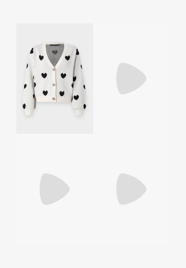 Vaate cardigan vaaleanharmaana, jossa mustia sydänkuvioita. V-aukko, napitus ja pallosleeve-telat. Rakenne materiaali, lyhennetty malli.; Valkoinen puuvillapaita, jossa on pyöreä kaula-aukko ja lyhyet hihat. Paidassa on ympyrämuotoinen tekstisuunnittelu pienistä pisteistä, jossa lukee "Pepe Jeans London."; Mustat, levenevät housut, joissa on sileä pinta, keskikorkea vyötärö ja sivutaskut. Yksinkertainen muotoilu ilman kuvioita tai koristuksia.; Valkoiset korkeavartiset kangaskengät mustalla kumipohjalla, edessä kuminen varvasosa ja kuusi nauha-aukkoa, puhtaan minimalistisella muotoilulla.