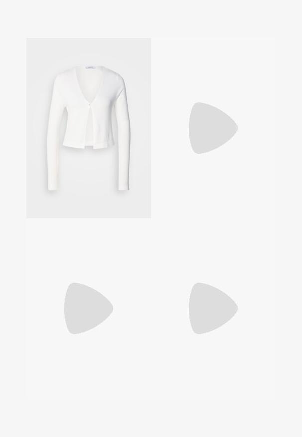 Cardigan blanc court avec des manches longues, décolleté en V et une seule fermeture par bouton à l'avant. Tissu doux et léger.; Haut noir à manches longues en tissu extensible, avec un décolleté bateau et des détails froncés sur les côtés pour un look ajusté.; Pantalons noirs en simili cuir avec une taille élastique, des plis à l'avant et une fermeture à cordon. Coupe cintrée avec une texture lisse.; Chaussure à talon bas en cuir verni bordeaux, avec un bout carré, un petit talon carré et un détail de nœud décoratif sur la sangle avant.; Petit sac à bandoulière en cuir bordeaux avec une longue sangle et un détail de boucle à l'avant sur un fond uni.; Boucle d'oreille en argent avec une finition polie, présentant de petits détails en or et de forme ronde, portée sur le lobe.