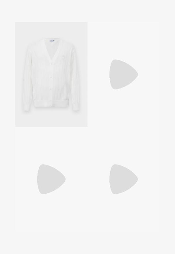 Bílý pletený kardigan s výstřihem do V, ribbed texturou, pěti knoflíky na přední straně a malým vyšitým logem na levé hrudi.; Bílá bavlněná tričko s kulatým výstřihem, krátkými rukávy a malou zelenou výšivkou na hrudi. Klasická rovná silueta.; Džínové kalhoty modré barvy s rovnými nohavicemi, s vybledlým vzhledem, pěti kapsami a zapínáním na knoflík a zip v pase.; Bílé kožené tenisky s perforovaným špičkovým boxem, plochými tkaničkami a polstrovaným límcem. Obsahují embosované logo po straně a texturovanou gumovou podrážku.