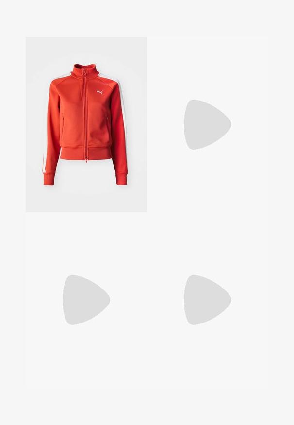 Veste zippée rouge en tissu texturé. Dotée d'un col montant, de bandes latérales blanches et d'un petit logo blanc sur la poitrine.; Crop top blanc à rayures, à manches longues avec un large décolleté, associé à un jean en denim léger bleu clair taille haute.; Pantalons noirs à jambe large en tissu tissé doux. Caractéristiques : plis pressés, passants de ceinture et finition soignée et ajustée.; Baskets en suède rouge avec des accents blancs, dotées d'un matériau texturé, d'une pointe arrondie et d'un logo doré sur le côté, portées avec un pantalon noir.