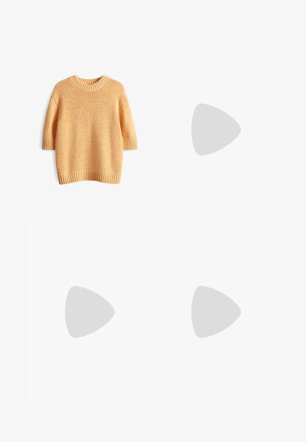 Kurzärmeliger Strickpullover in hellgelb. Mit einem gerippten Kragen und Saum sowie einer strukturierten, lockeren Webart.; Weißes T-Shirt aus weichem, leichtem Stoff. Mit runder Halslinie und kurzen, weit geschnittenen Ärmeln für einen lässigen Sitz. Keine sichtbaren Muster.; Braune Weite-Leg-Hosen mit einer glatten Textur, hoher Taille und Vorderfalten. Der Stoff ist leicht und fällt locker.; Braune Leder-Sandale mit überkreuzten Riemen, einem Knöchelriemen mit Schnalle und einer flachen Sohle mit minimalen Nähdetails.