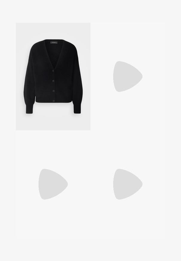 Mos Mosh THORA V-NECK - Kardiganas - black; Du suknelės su ilgomis rankovėmis, viena juoda ir viena balta, abi su kvadratiniu iškirpimu ir pagamintos iš minkštos, elastingos medžiagos.; Juodi medvilnės mišinio kelnės su tiesiu kirpimu, priekyje su mygtukų užsegimu ir dviem šoninėmis kišenėmis. Lygi tekstūra, be matomų raštų.; Juodas odinis aukštakulnis batelis su smailiu pirštu ir žemu bloku. Su kulkšnies dirželiu su auksinės spalvos sagtimi. Lygus paviršius.