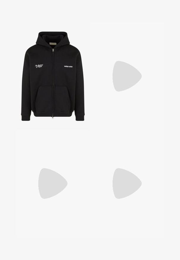 Felpa nera con zip realizzata in cotone. Presenta una tasca frontale, polsini a coste e due frasi ricamate in bianco sul petto.; T-shirt in cotone nero con collo a giro, maniche corte e un piccolo logo ricamato sul petto. Texture liscia, vestibilità classica.; Pantaloni sportivi neri in felpa, dotati di cintura elastica con cordini, due tasche anteriori e un piccolo logo sulla coscia.; Nike Sportswear PULSE - Sneakers basse - black/anthracite