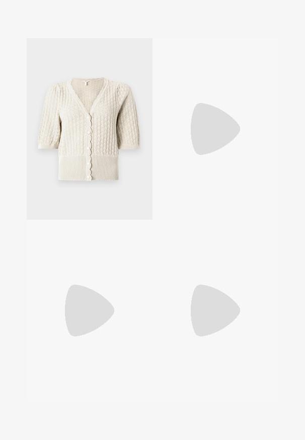 Knit kardigan vaaleassa beigessä, jossa on timantin muotoinen pinta, lyhyet puffihihat, aaltoilevat reunat ja helminapista koostuva nappirivi.; Musta lyhythihainen paita, joka on valmistettu sileästä kankaasta; siinä on laskeutuva kaula-aukko ja epäsymmetrinen helma, sekä istuva malli.; Mustat housut suoralinjaisella leikkauksella, joissa on etutaskut ja sivurei'ät helman alla. Valmistettu pehmeästä ja sileästä kankaasta. Sopii eri tilaisuuksiin.; Musta kiiltävä korkokenkä sandaalit neliönmuotoisella varpaalla, nilkkaremmillä ja hopeisilla soljilla. Varustettu tukevalla lohkokorkealla vakauden takaamiseksi.
