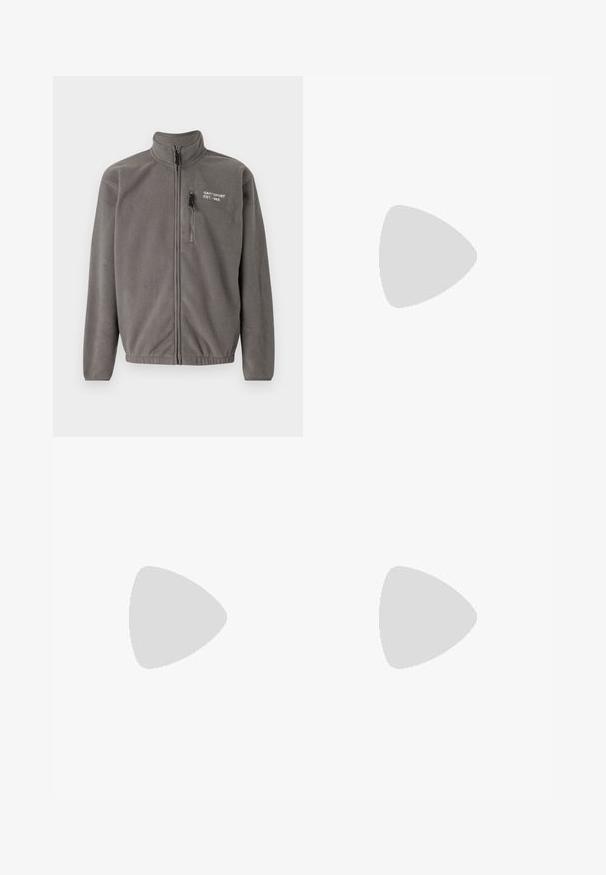 Szara polarowa kurtka z wysokim kołnierzem, zamek błyskawiczny z przodu i kieszeniami po bokach. Teksturowana powierzchnia, minimalistyczny design, z małym logo na klatce piersiowej.; Kremowa koszulka z krótkim rękawem wykonana z bawełny, z jasnoniebieskim haftem po lewej stronie klatki piersiowej. Klasyczny okrągły dekolt, luźny krój.; Beżowe chinosy o prostym kroju z pętlami na pasek, przednim zapięciem na guzik i zamek błyskawiczny oraz skośnymi kieszeniami z przodu.; Białe sneakersy wsuwane z teksturowanej powierzchni, grubą podeszwą i minimalistycznym designem. Zawierają logo marki z boku.