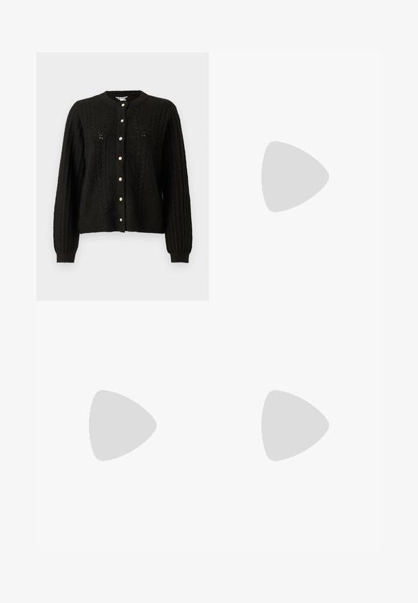 Cardigan en tricot noir à gros mailles avec un col rond, des manches longues et des boutonnages dorés à l'avant. Motif en maille texturée.; Deux hauts sans manches en maille côtelée, en noir et blanc, dotés d'un design ajusté et d'une texture lisse, avec une longueur courte.; Pantalons larges noirs en tissu léger, avec une fermeture à bouton à l'avant et un devant plat, dotés d'ourlets soigneusement cousus.; Baskets avec une tige en cuir blanc, un bout en daim gris et trois bandes noires. Présente un logo bleu sur la languette et une semelle en caoutchouc texturée.