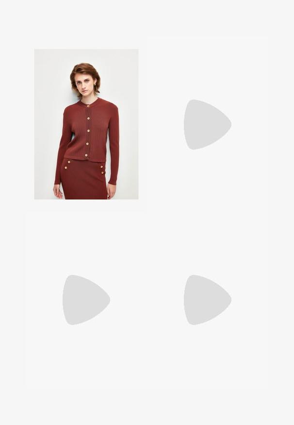 Ribbad, rostfärgad cardigan med långa ärmar, rund fyrkant och träknappar nedentill. Mjuk textur, passande design.; En enkel vit t-shirt i bomull med rund halsringning, korta ärmar och en avslappnad passform. Slät textur utan mönster eller detaljer.; Ljusblå raka jeans av denim. Har framfickor, dragkedja med knapp och synlig sömnad längs sömmarna.; Tan mockasköna med plattformssula, rund tå och broderade detaljer; har en dragflik baktill för enkel påtagning.; Brun faux läder axelväska med rundad form, minimal sömnad och detaljer i guldfärgad hårdvara. Har en övre dragkedjestängning och justerbar rem.