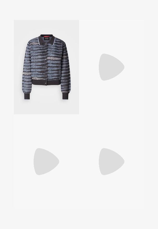 Strikjakke med krave, prydet med et mønster af lyse og mørkeblå bladlignende designs, trykknapper samt ribbede manchetter og fald.; Hvid bomulds tanktop med en bred halsudskæring og tynde skulderstropper. Glat tekstur uden synlige mønstre eller udsmykninger.; Bredde ben bukser i marineblå, lavet af letvægtsstof. Har en let struktureret overflade, elastisk talje og forseglede sømme foran.; Hvide læder Mary Jane flade sko med spids tå, sidelukning og lav sort hæl. Glat overflade og minimalistisk design.