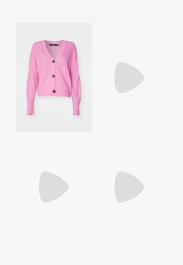 Vero Moda VMLEA V NECK CUFF - Gilet - pastel lavender; T-shirt en coton noir à manches courtes, avec un petit graphique de papillon rose sur la poitrine gauche. Modèle à col rond avec une coupe décontractée.; Pantalon large noir, fabriqué dans un tissu lisse, avec une fermeture à bouton à l'avant, deux poches latérales et de profonds plis.; Sandales plateformes métalliques bleues avec un épais talon, ornées de lanières croisées et d'un accent de bijoux au niveau des orteils.