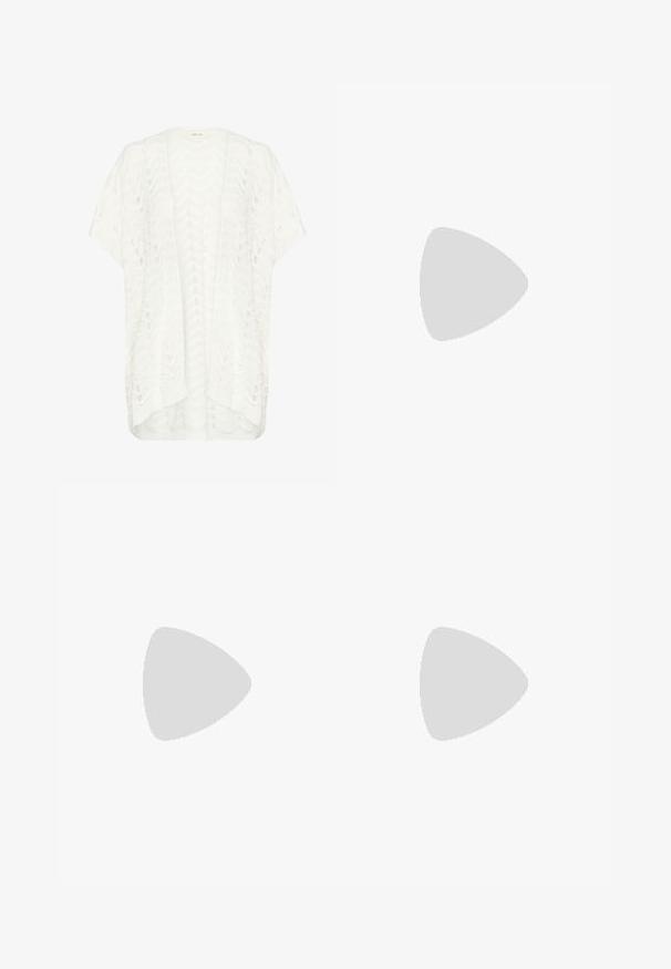 Vit stickad cardigan med ett chevron-mönster, lös passform, korta ärmar och neddragen bakkant. Tyget är lätt och texturerat.; Svart kortärmad topp gjord av stretchigt tyg, med en figursydd design och veckad detaljering på sidorna. Slät textur, klassisk form.; Svarta polyester culottbyxor med elastisk midja, två framfickor och en lös silhuett. Inga synliga mönster eller hårdvarudetaljer.; Svarta platta sandaler med en glänsande yta, tre tunna remmar och en cirkulär detaljer i metall vid tån. Elegant design med en minimal klack.