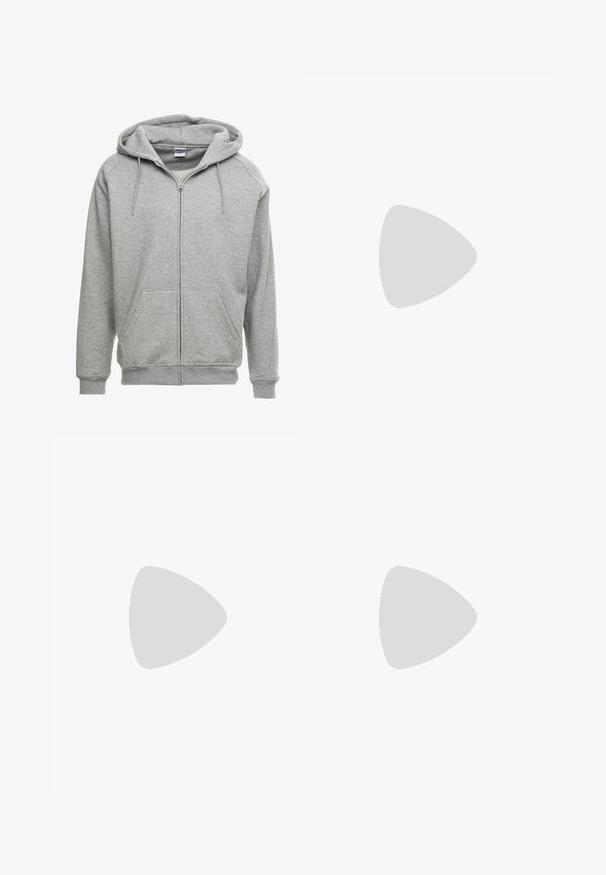 Grå zip-up hoodie med en rymlig huva, kängurufickor och ribbade manchetter. Tyget verkar mjukt och strukturerat, lämpligt för avslappnad klädsel.; Vit t-shirt med kort ärm, tillverkad av bomull, med rund halsringning och en avslappnad passform. Slät yta utan synliga mönster eller detaljer.; Kakigröna cargobyxor i bomull, med avspänt snitt, två framfickor och två stora fickor på låren.; Tan mockasins ankelstövlar med svart vadderad krage, guldmetallöglor, vit sömdekor och slitstöt gummisula med utmärkta mönster.