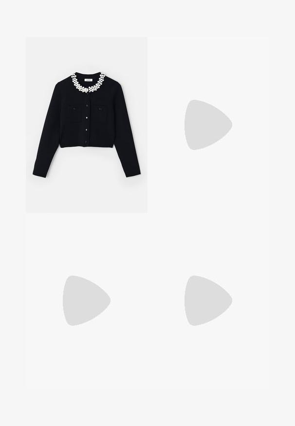 sandro CARDIGAN - Kardigan - noir; sandro CARDIGAN LOOK CHEMISE MIXE - Polosärk - cerise; Mustmust valge mini-seelik, millel on sobituv ülemine osa ja kolm kihti volangidega kangast allosas, sujuva tekstuuri ja puhaste joontega.; Mustad mustekad jalanõud õhukeste rihmadega, tekstuuritud pinnaga, avatud varba ja libiseva, terava kontsaga disain. Omab sileda sisesooli ja läikivat pinda.
